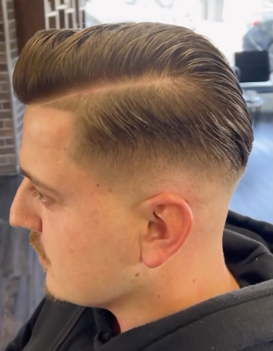 Klassischer Seitenscheitel mit tiefem Fade
