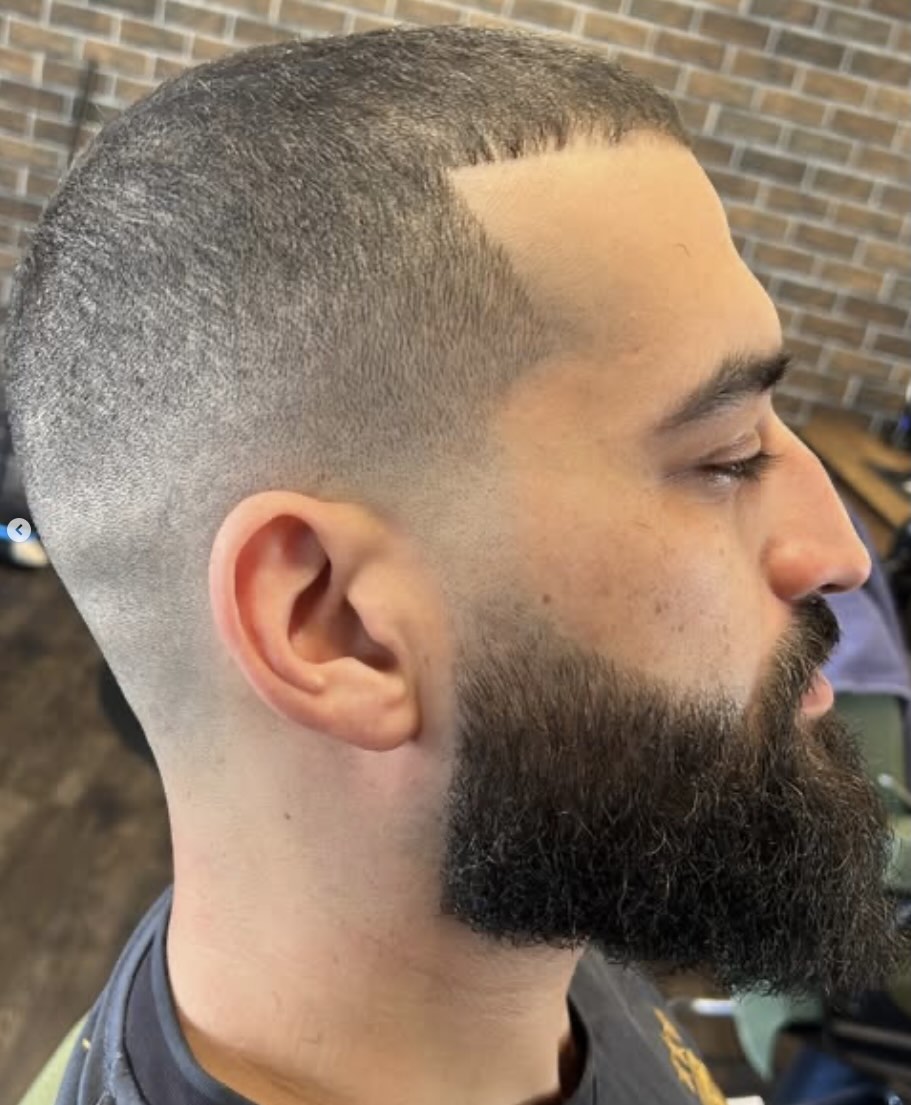 Kurzhaarschnitt mit Vollbart und Skin-Fade